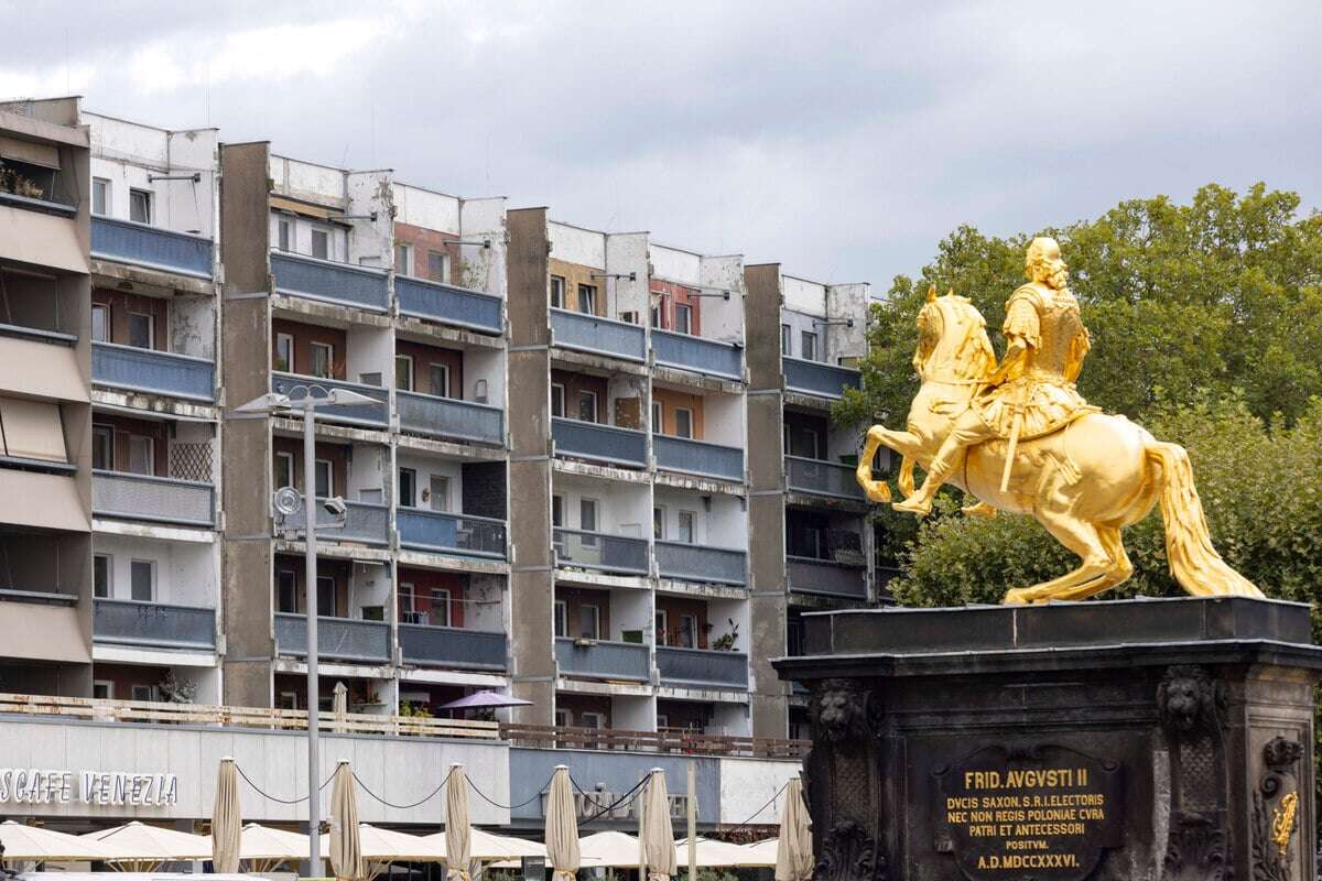 Da freut sich der Goldene Reiter: Vonovia putzt Platten am Neustädter Markt heraus