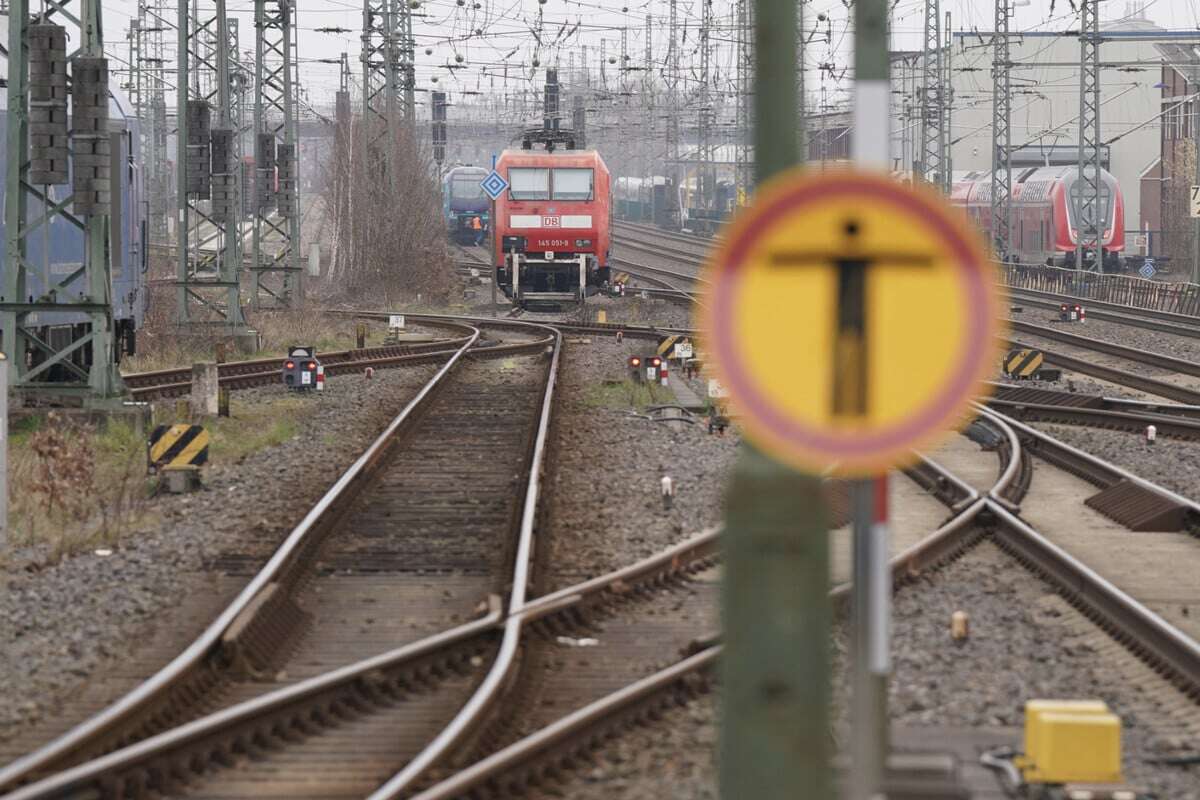 Bahnfahrer entdeckt schwer verletzten Mann in Gleisbett!