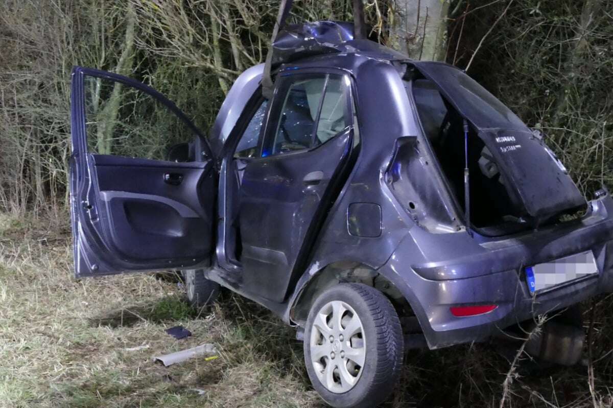 Auto brutal um Baum gewickelt: Fahrer stirbt noch an der Unfallstelle