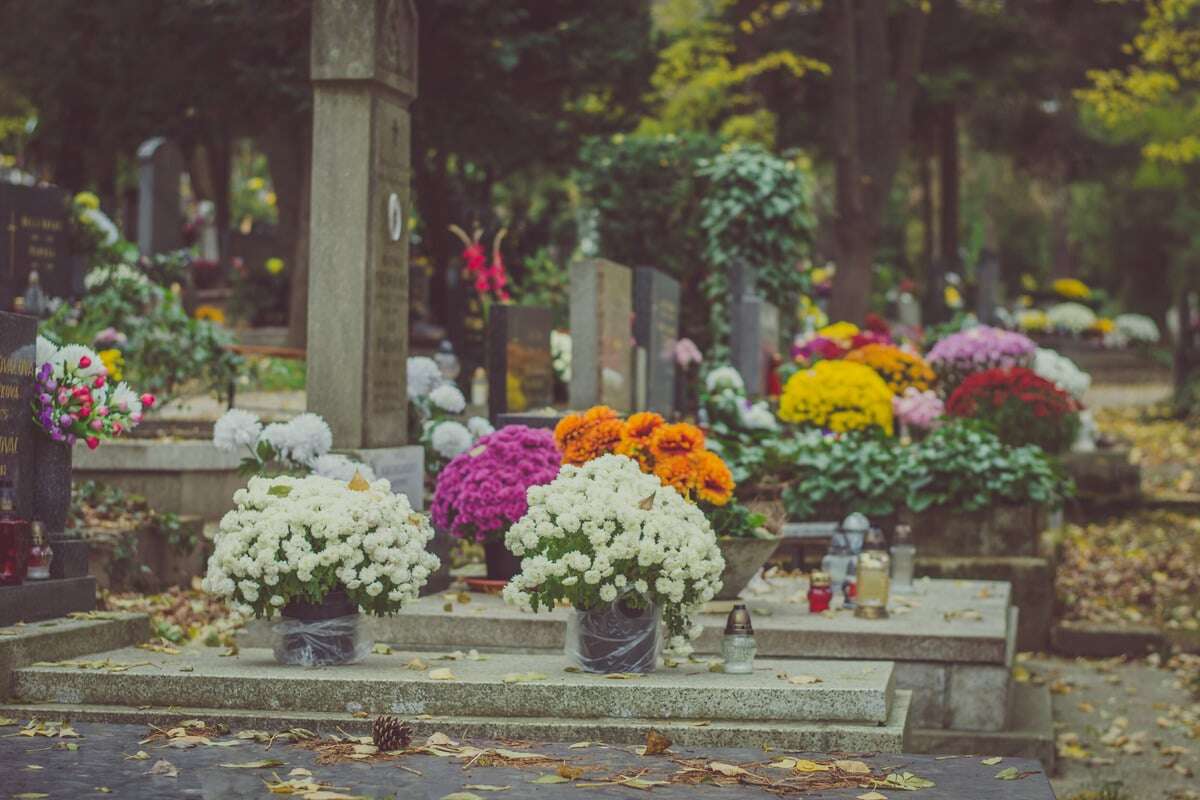 Bewohner geschockt: Dreister Grabräuber räumt Friedhof leer!