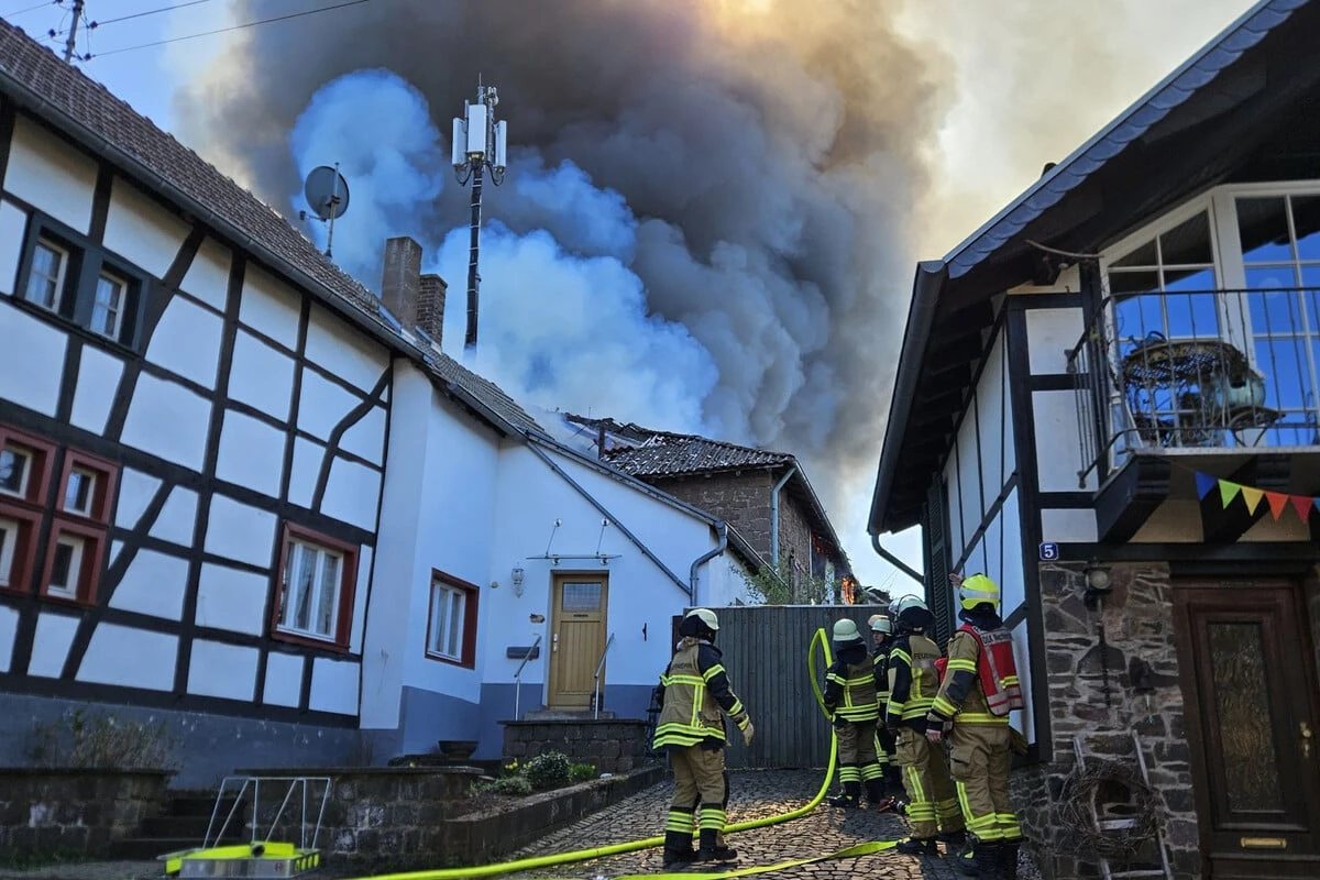Flammeninferno auf Bauernhof - Rauchsäule kilometerweit zu sehen
