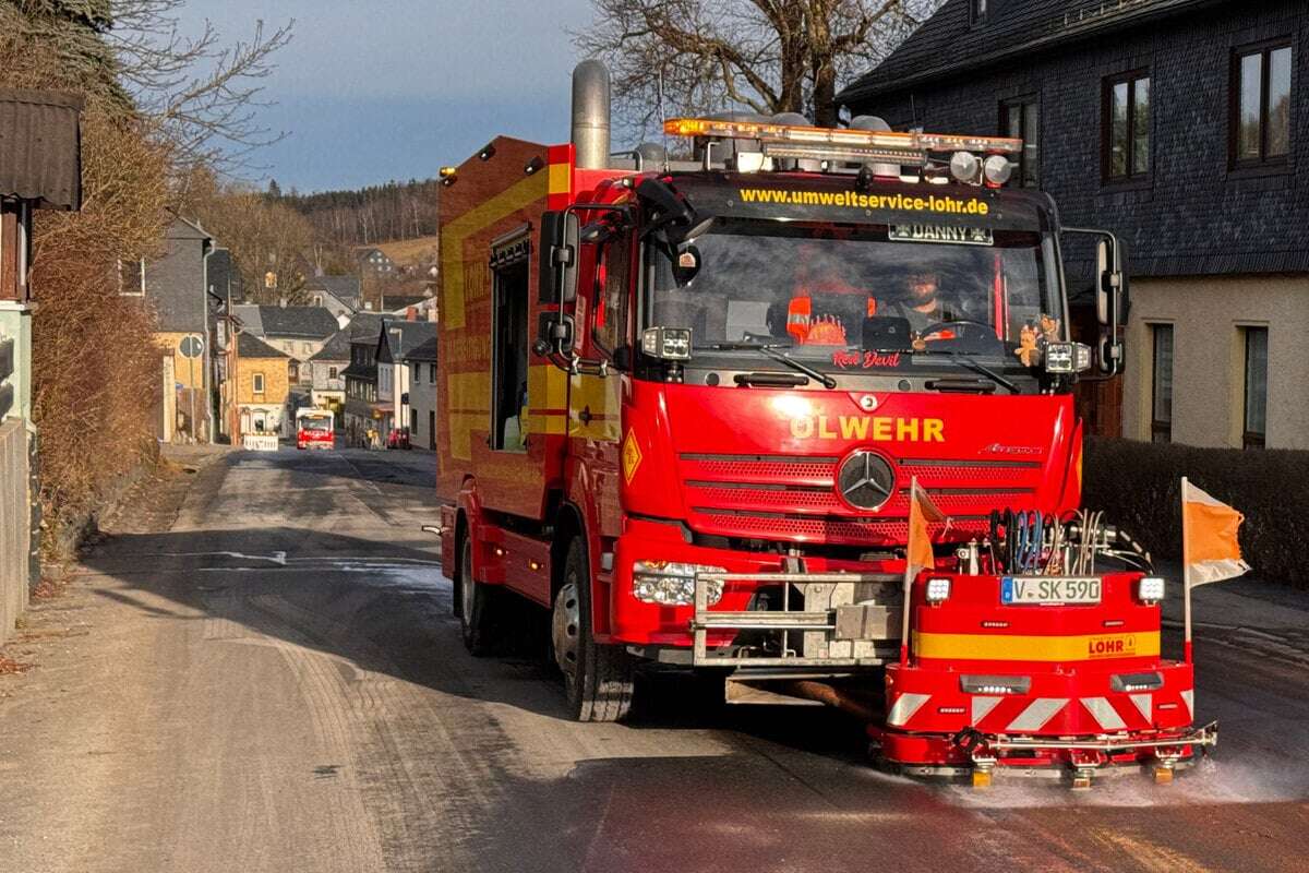 Feuerwehr-Großeinsatz: 1000 Liter Öl auf Straße