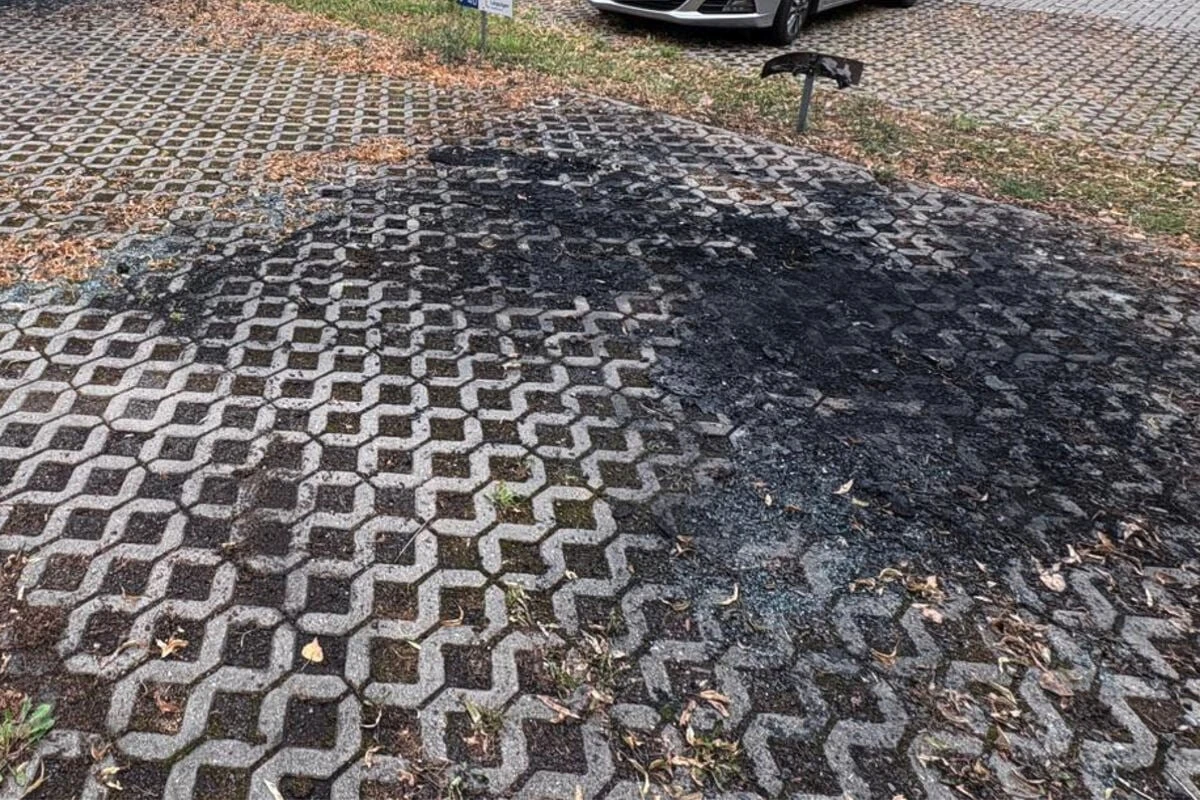 Auf Parkplätzen der Stadtwerke: Zwei E-Autos in Connewitz abgefackelt