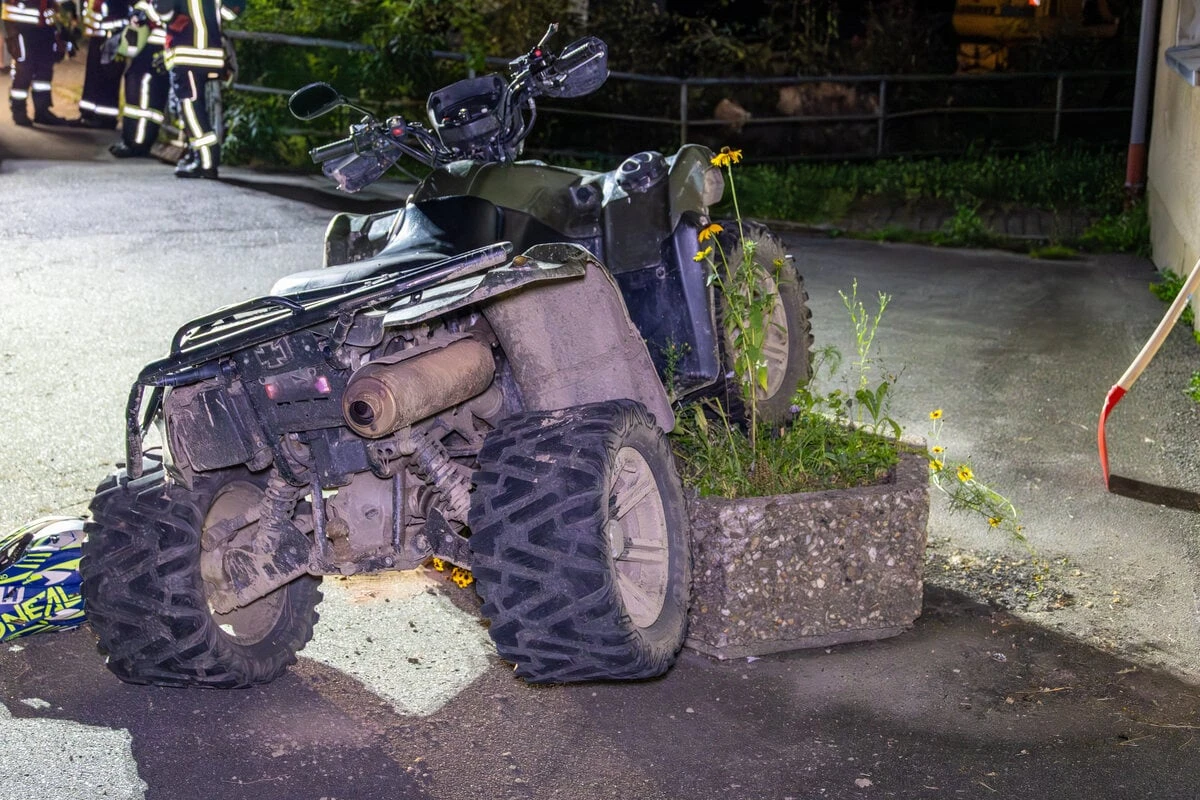 Unfall im Erzgebirge: Quad landet auf Blumenkübel