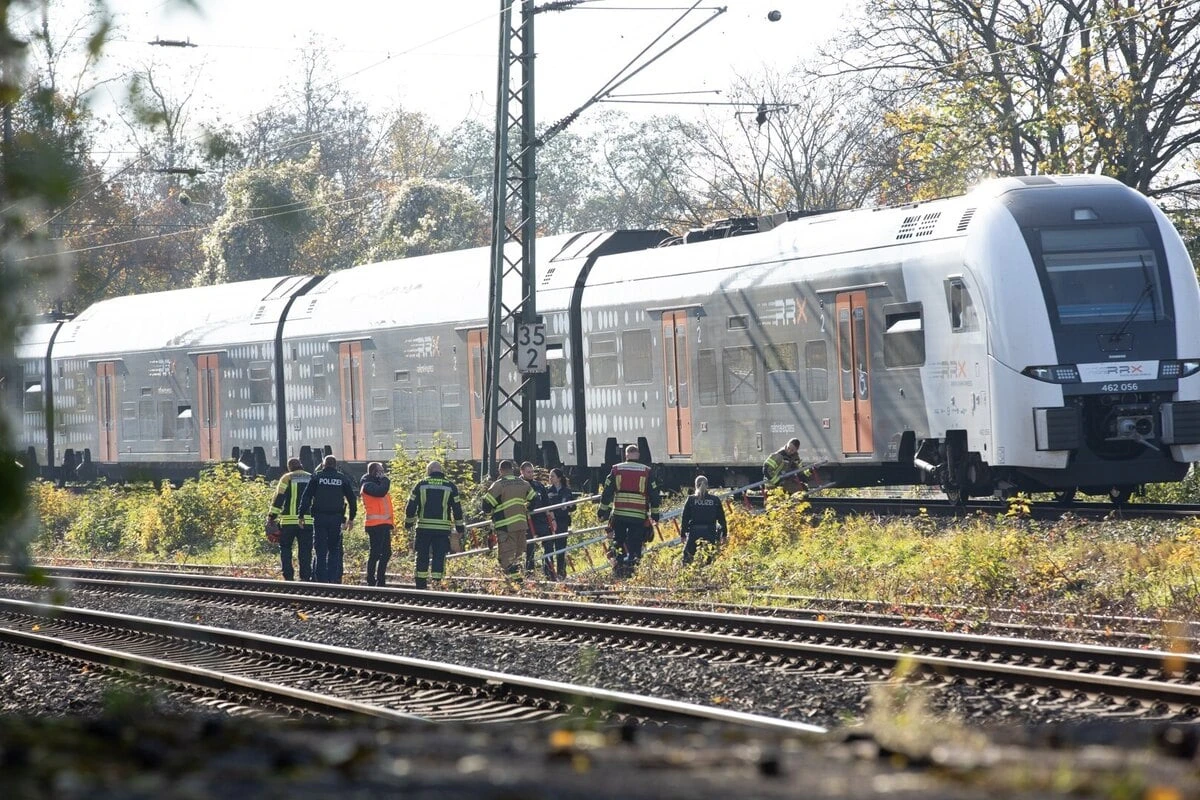 Chaos auf Bahnstrecke nach Köln: Zug mit 182 Menschen evakuiert