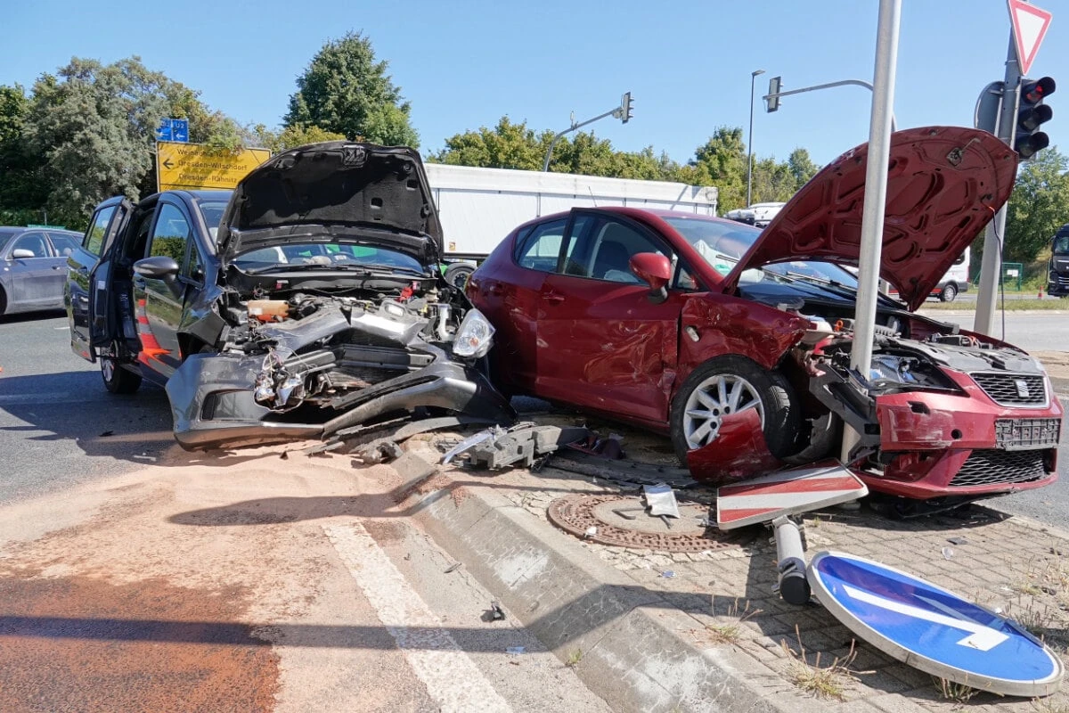 Bei Rot gefahren? Mehrere Verletzte nach heftigem Unfall nahe Flughafen