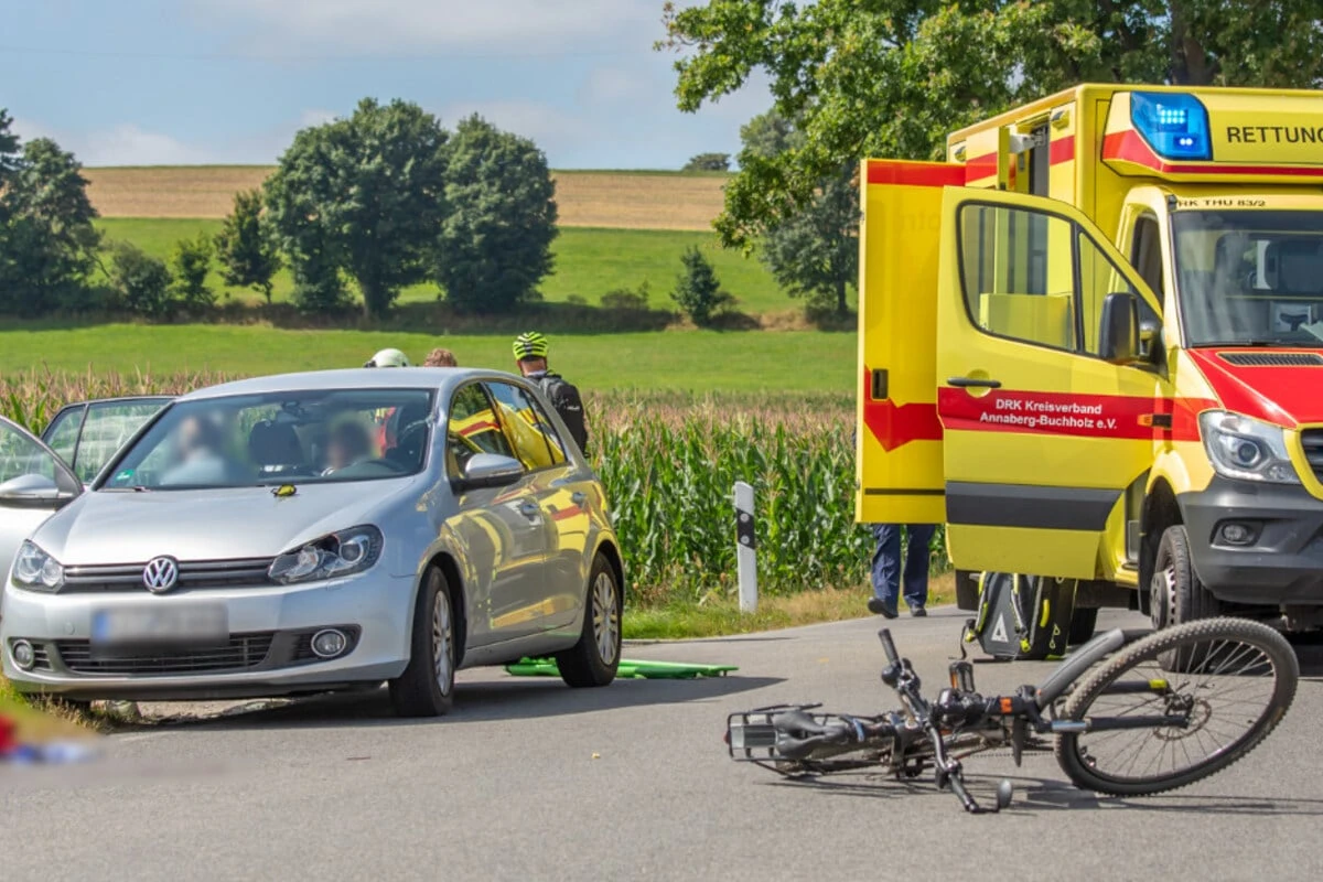 Schwerer Unfall im Erzgebirge: Mountainbiker von VW erfasst