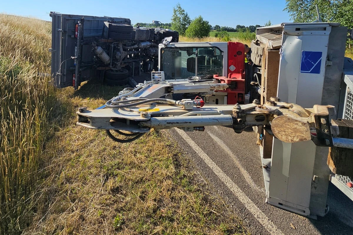 Anhänger außer Kontrolle: Bagger kracht auf die Straße
