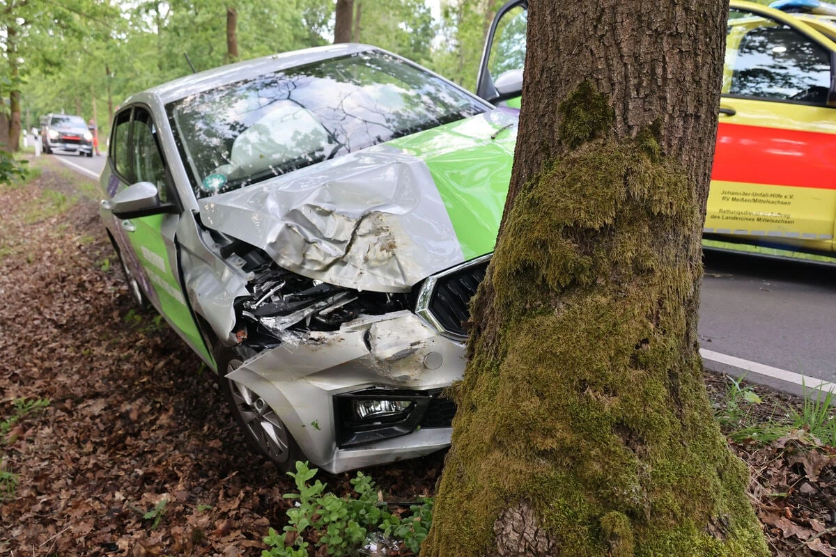 Škoda kracht in Chemnitz gegen Baum