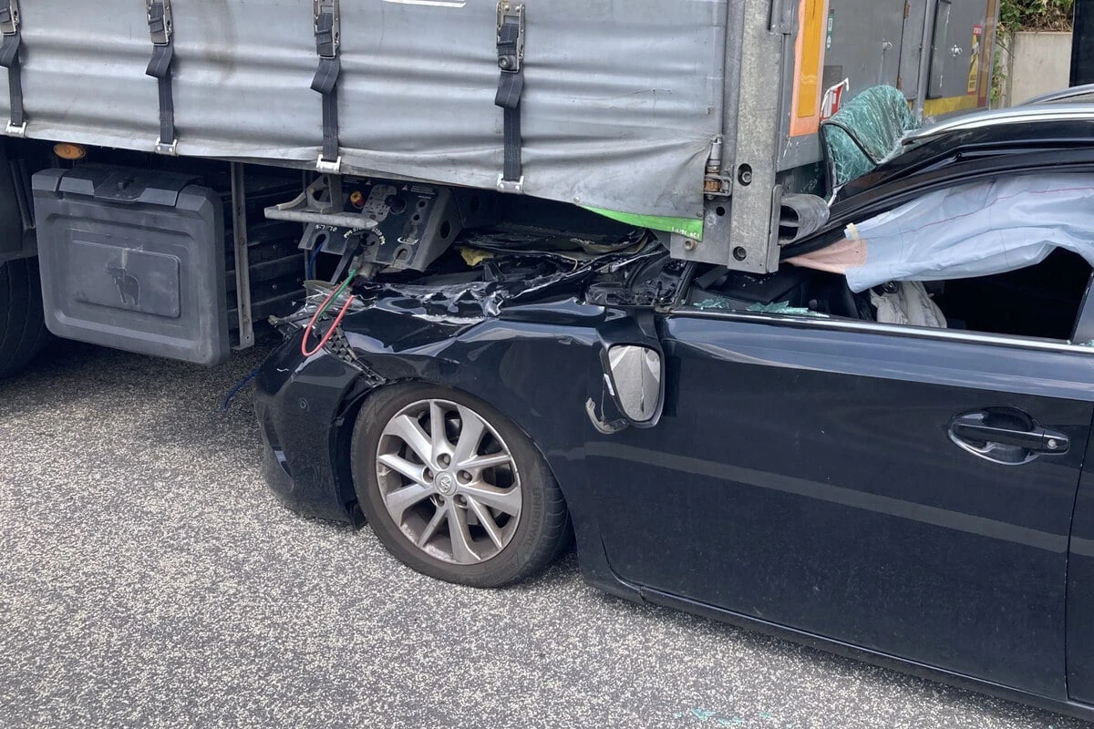 Menschen überleben Unfall mit Sattelzug auf A3 