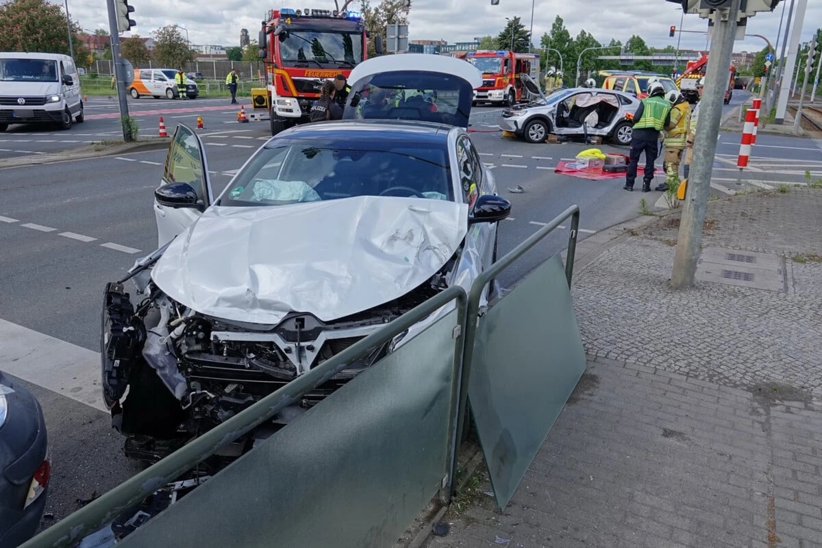 Schwerer Unfall in Cotta! Zwei Menschen verletzt, Straße gesperrt