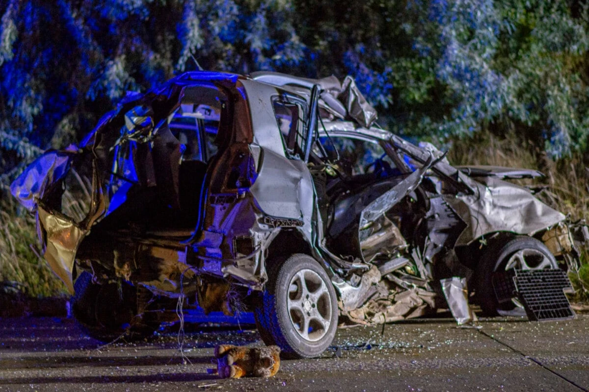 Trümmerfeld auf A4: Familie muss aus Auto geborgen werden