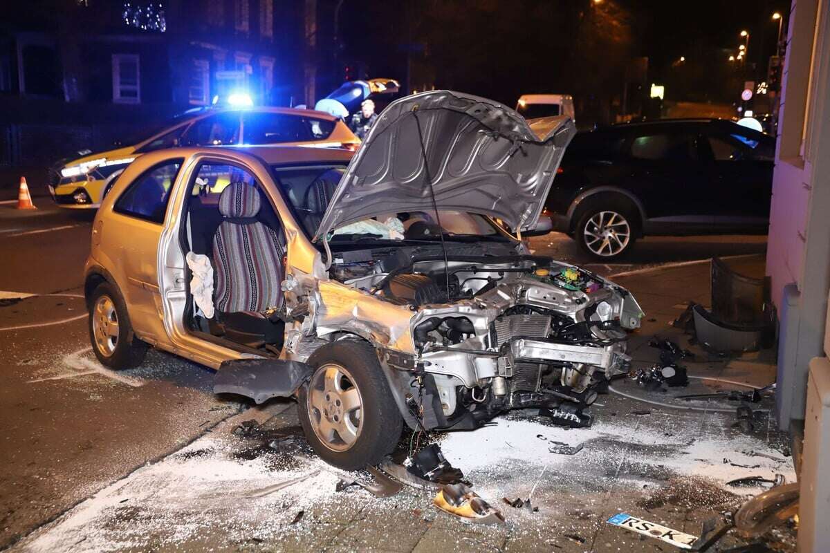 Suff-Fahrer kracht mit Kleinwagen zusammen - Frau schwer verletzt