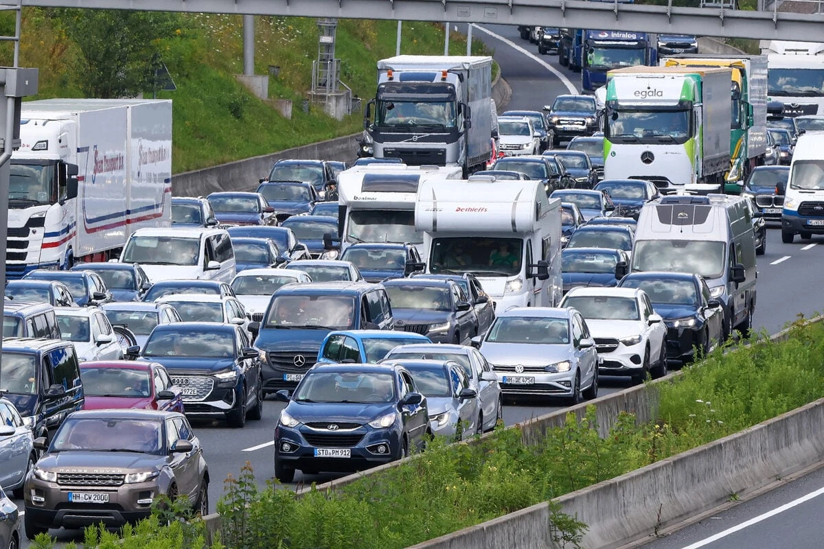 Rasthof-Mitarbeiter entdeckt seltsame Kartons: A7 wegen Gefahr abgesperrt