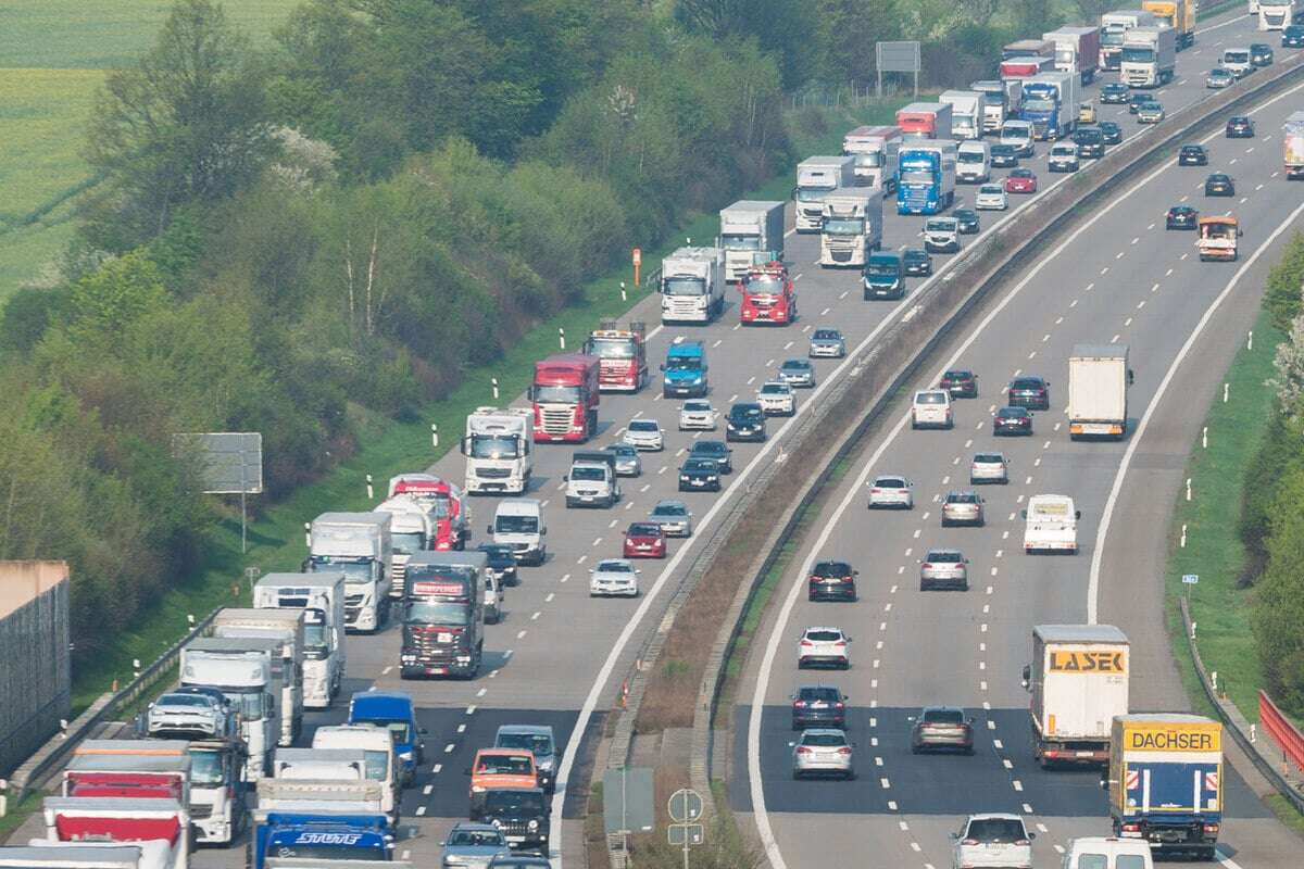 Unfall auf A4! Ford überschlägt sich, 38-Jähriger verletzt