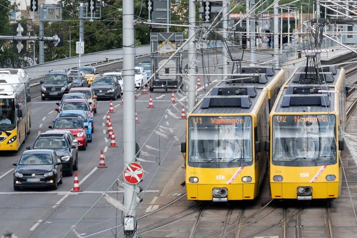 Verbot missachtet: Mercedes kracht in Stadtbahn und verursacht 50.000 Euro Schaden