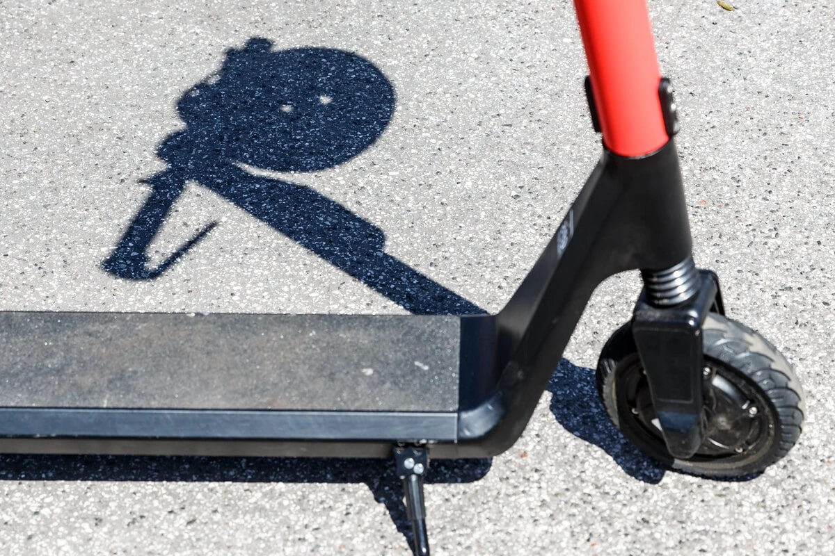 E-Scooter fängt beim Laden auf Terrasse Feuer - drei Verletzte und hoher Schaden