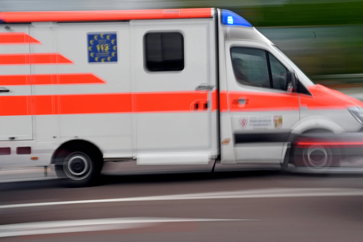 Handyakku gerät in Brand: Mutter und sieben Schüler verletzt