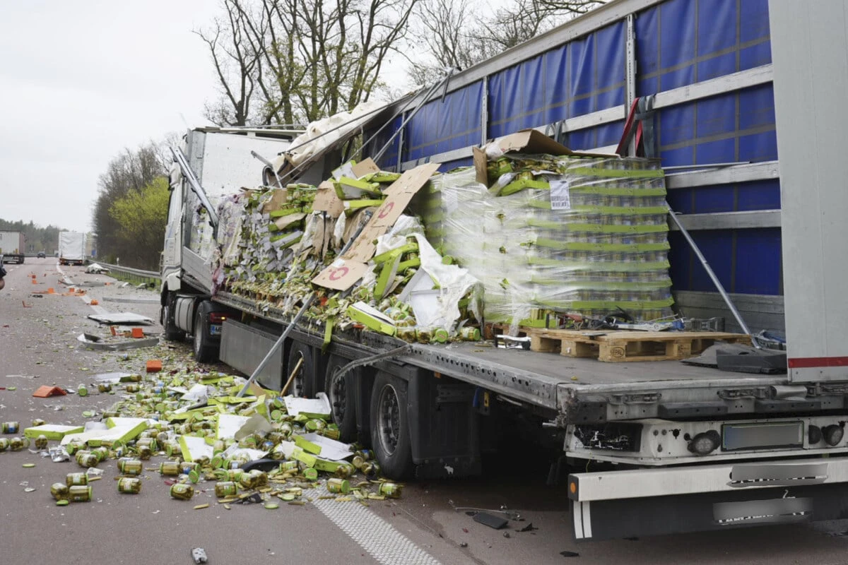Überall Gurken und Rotkraut! Lkw-Crash sorgt für Stress auf der A9
