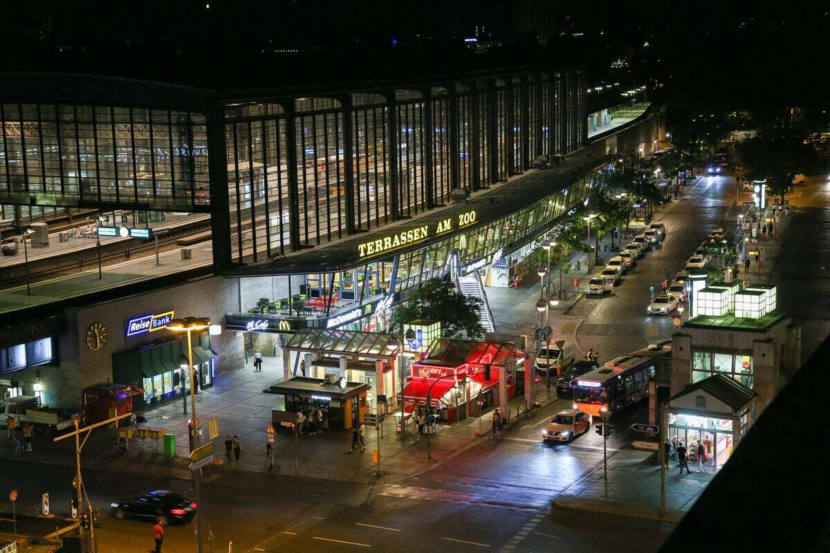 Vierer-Gang greift junge Männer am Bahnhof Zoo mit Messern an: 20-Jähriger notoperiert!