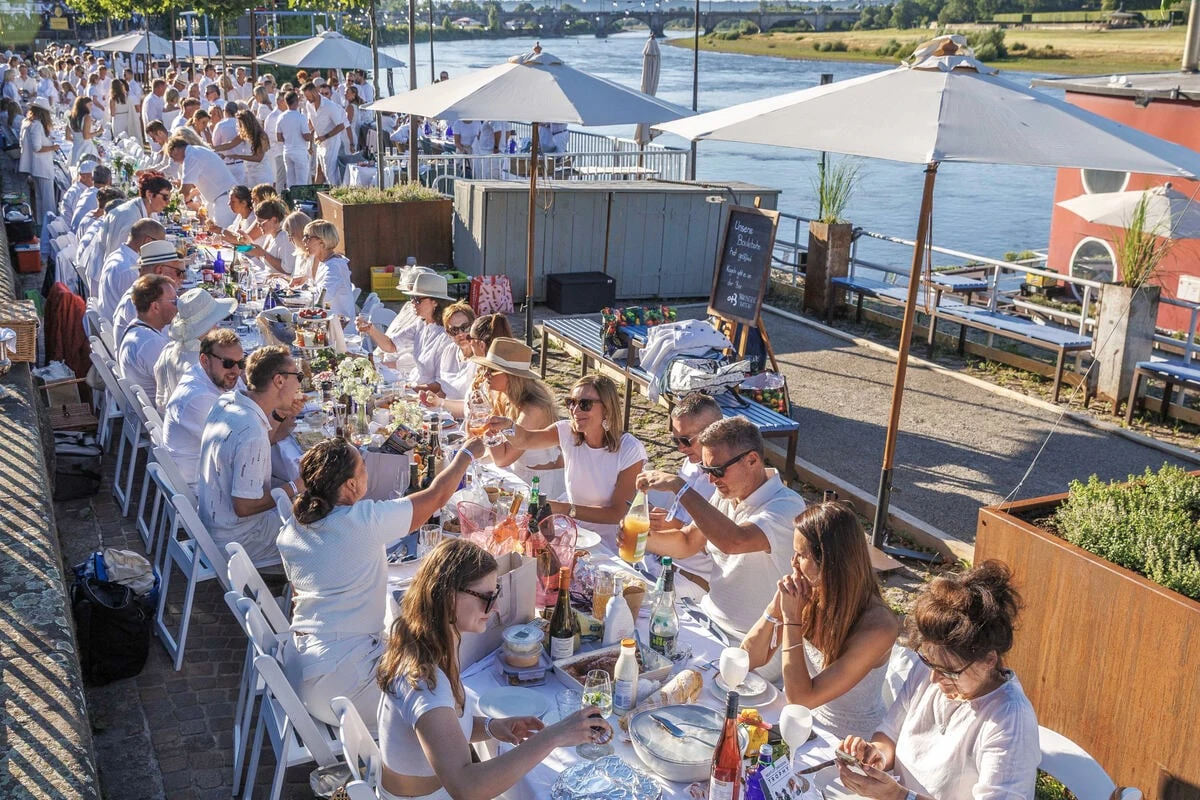 Ganz in Weiß: Edles Dinner am Terrassenufer
