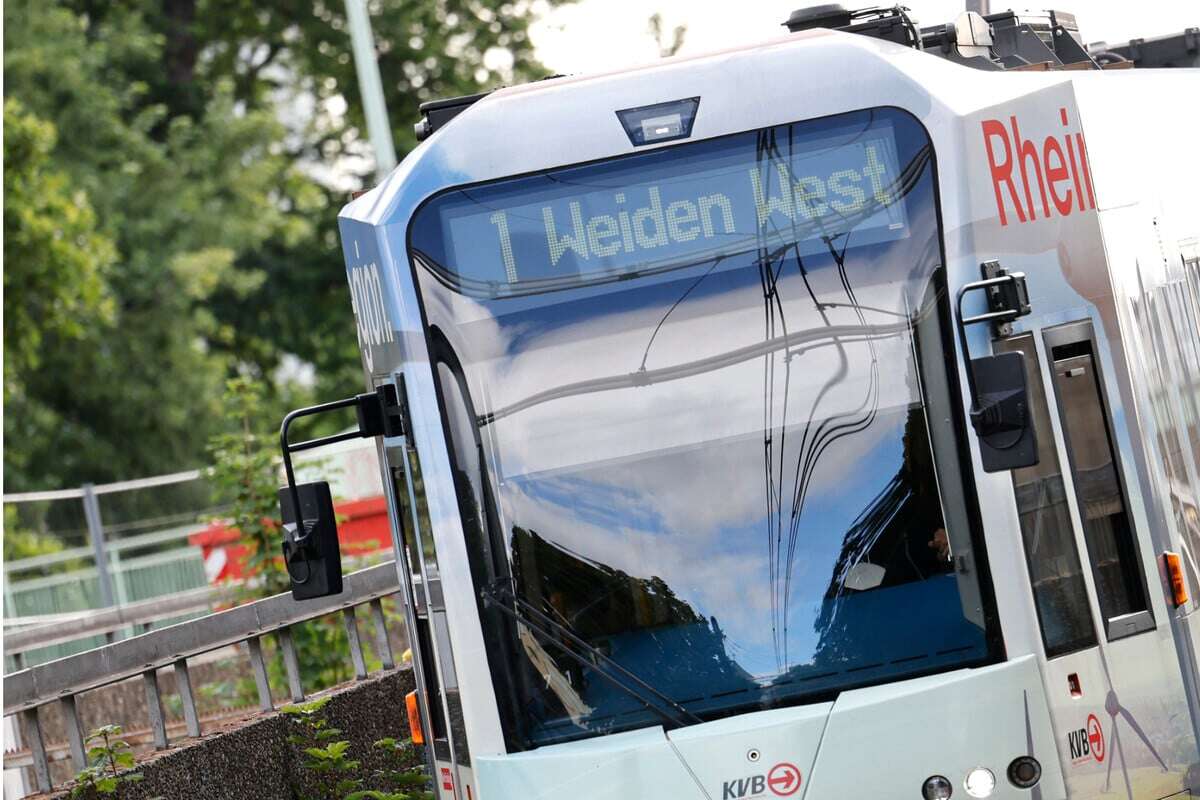 Radfahrerin kollidiert mit Straßenlaterne und kracht in Stadtbahn: Schwer verletzt!