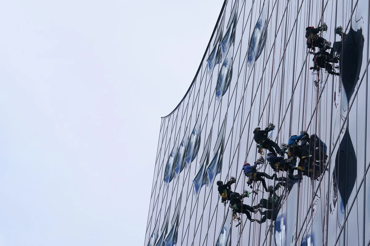 Nackt auf dem Bett: Fensterputzer an der Elbphilharmonie erwischt Paar in flagranti