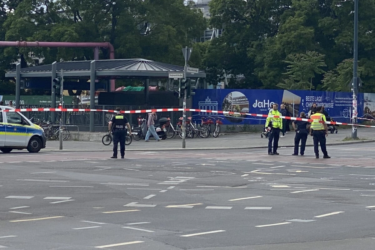 Radfahrer wartet an Kreuzung und wird von Lkw überrollt