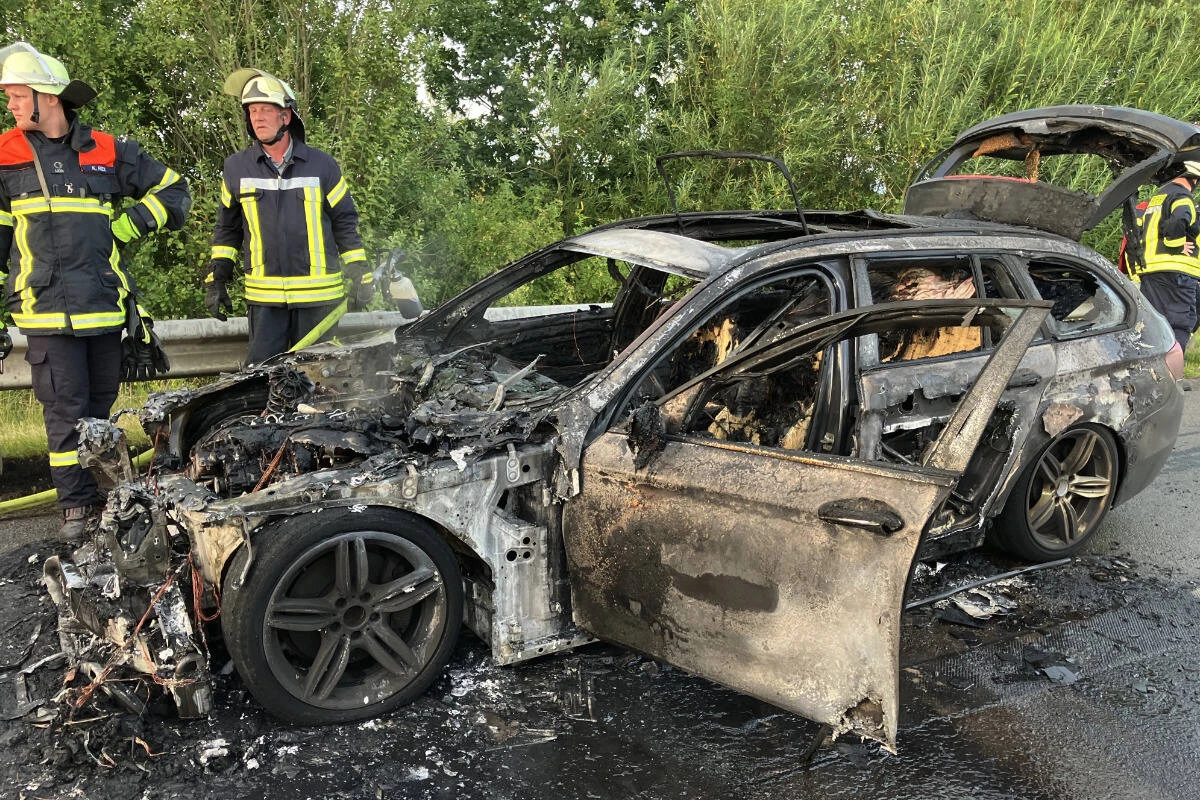 Auto bleibt mit Defekt liegen, plötzlich steht es in Flammen