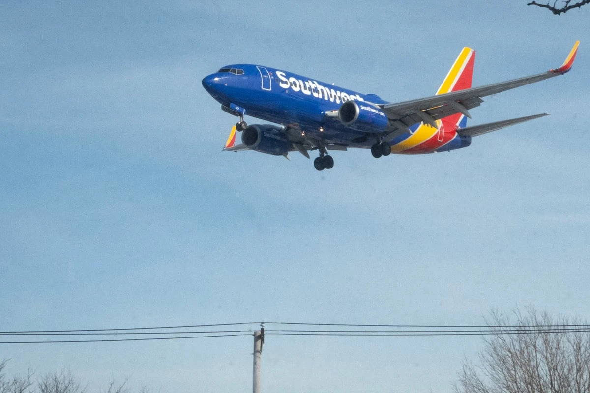 Kampfjet zu nah? Flugzeug muss plötzlich sinken, zwei Menschen verletzt