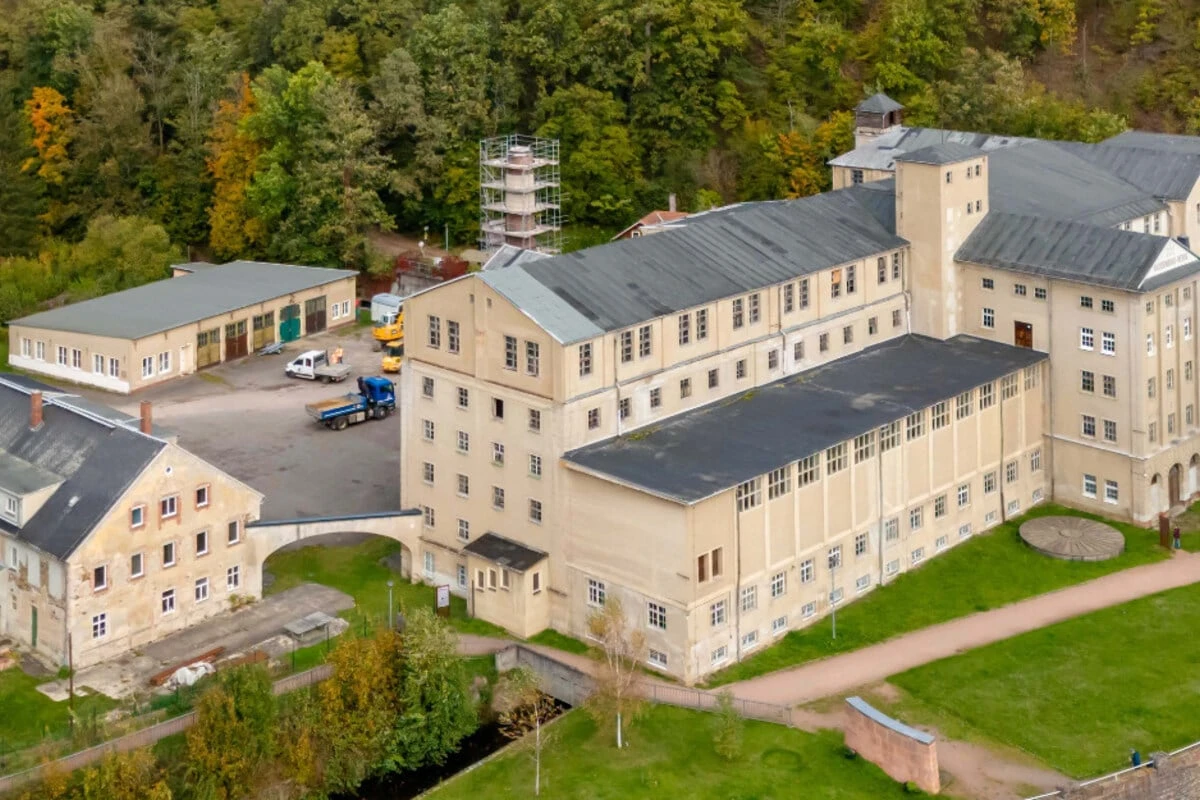 Linken-Chefin Ines Schwerdtner besucht KZ in Sachsen