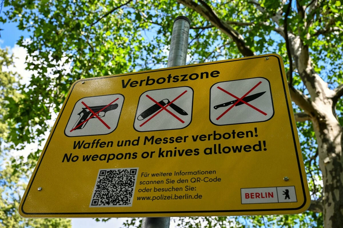 Mann mit Messer stürmt auf Polizisten zu: Erst Elektroschocker kann ihn stoppen