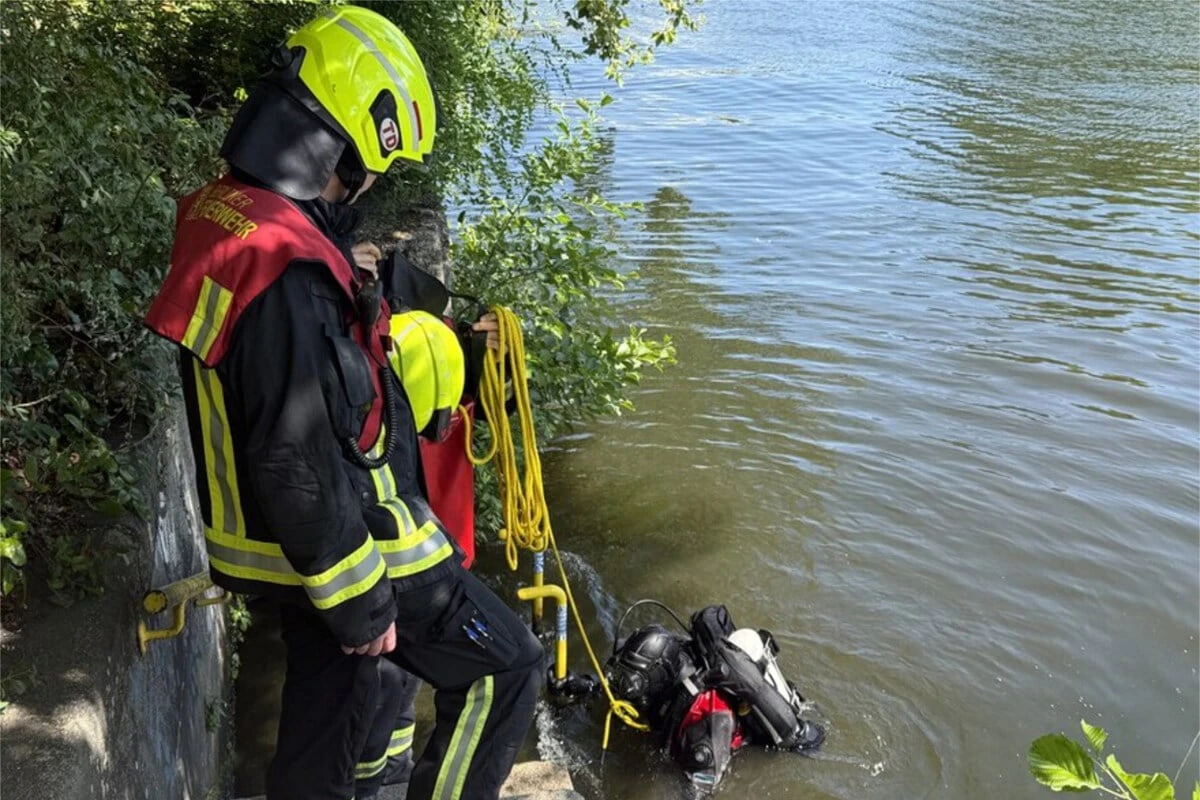 Rollstuhlfahrer ins Wasser gefallen? Feuerwehr sucht Spree ab