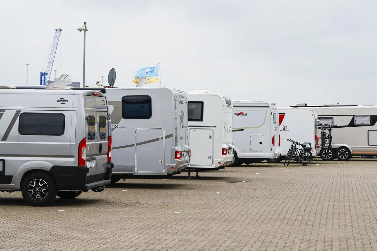 Millionenbetrug mit Wohnmobilen: Paar zockt Kunden, Banken und Firmen ab
