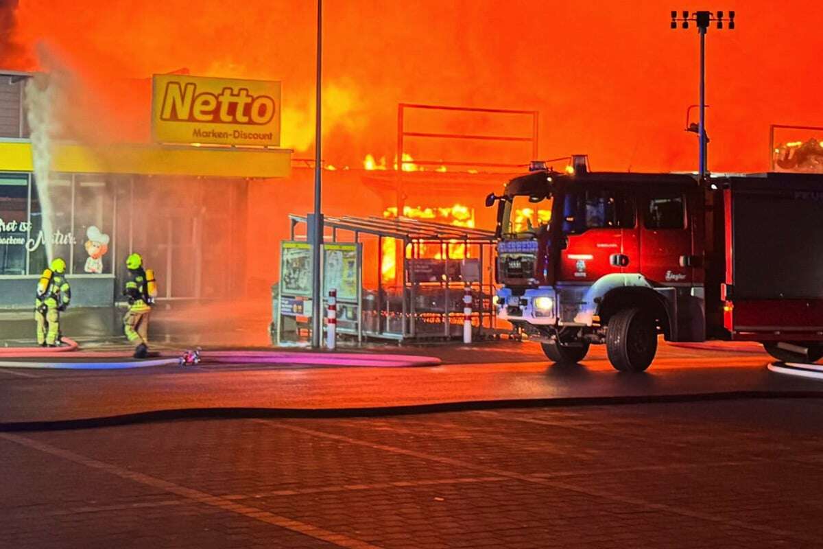 Flammen-Inferno im Markt: Sieben Feuerwehren im Einsatz, Anwohner gewarnt