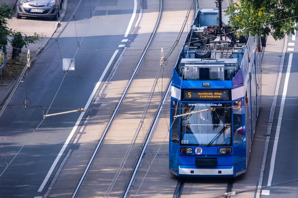 Schrecklicher Unfall in Rostock: Frau wird von Straßenbahn mitgeschleift und stirbt