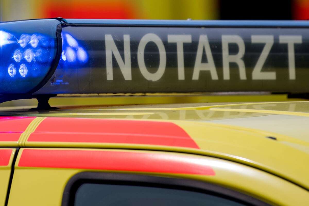 Mann attackiert Rettungskräfte während seiner Behandlung mit Messer: Notarzt schwer verletzt!