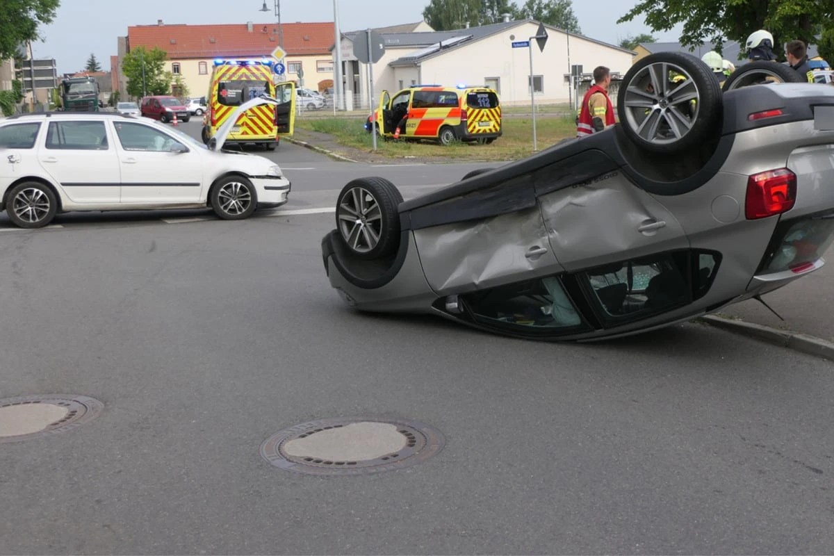 Crash auf Kreuzung im Landkreis Leipzig: VW bleibt auf Dach liegen