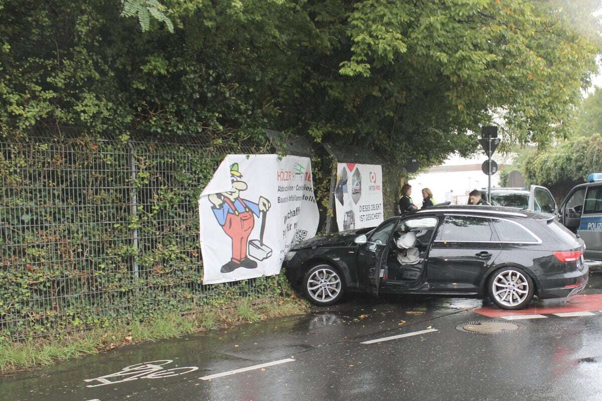 Verbotenes Autorennen? Fahrer flüchtet vor Polizei und baut Unfall