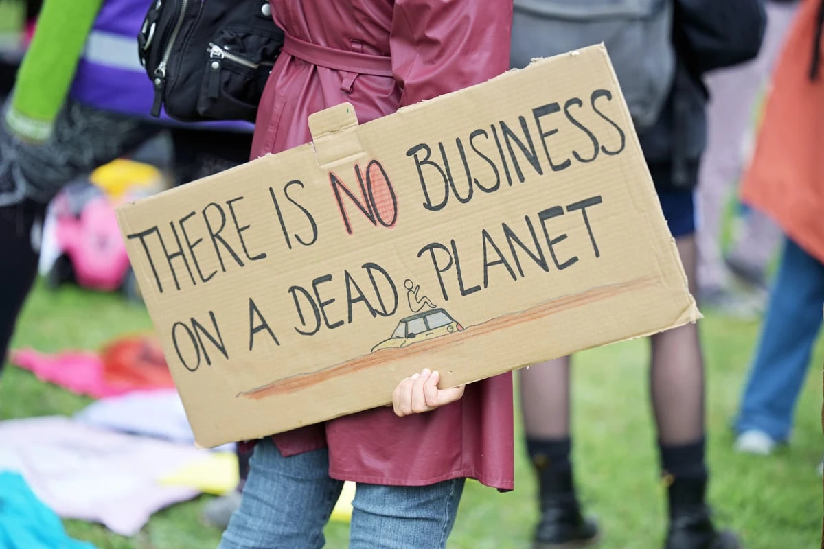 IAA München: Aktivisten blockieren Leopoldstraße, Polizei reagiert ungewöhnlich