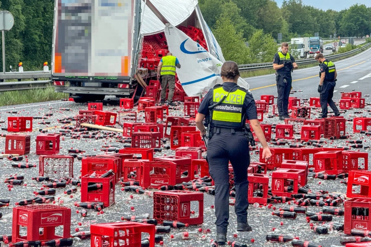 A7 bei Hamburg gesperrt! Lkw verliert etliche Getränkekisten