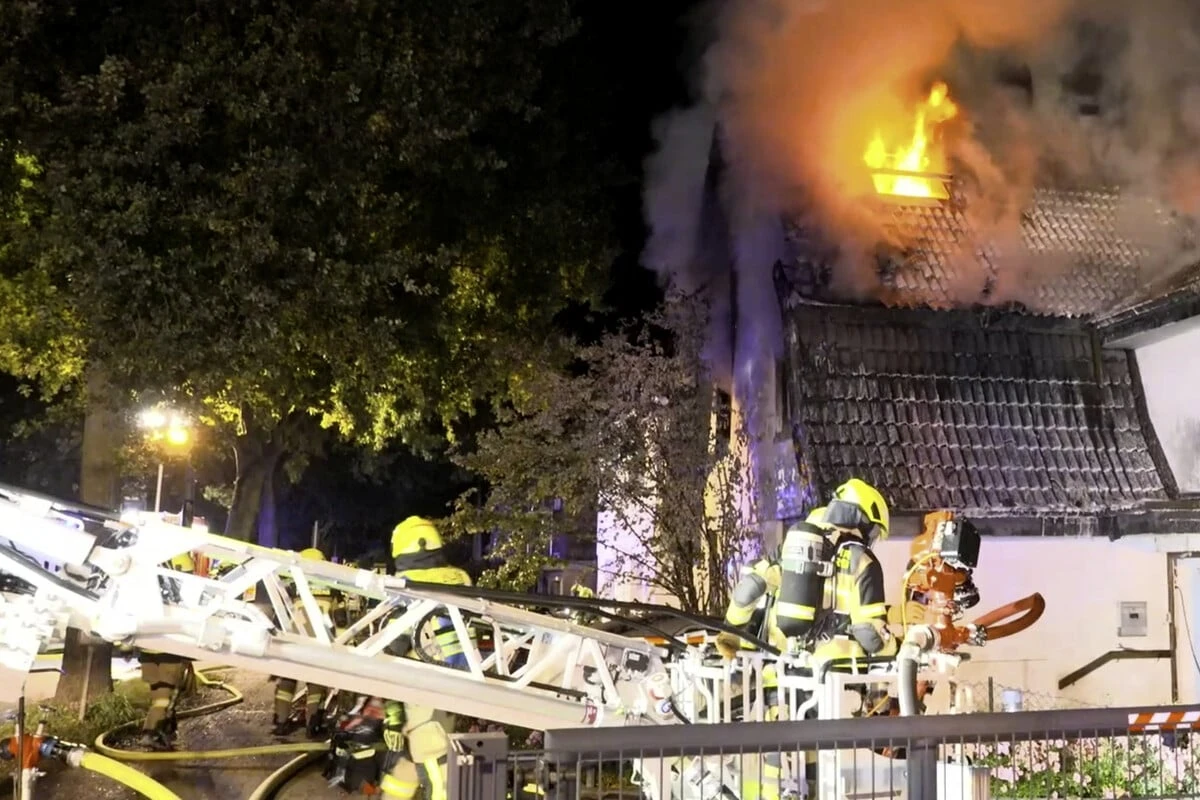 Mädchen (9) nach Brand vermisst: Feuerwehr geht vom Schlimmsten aus