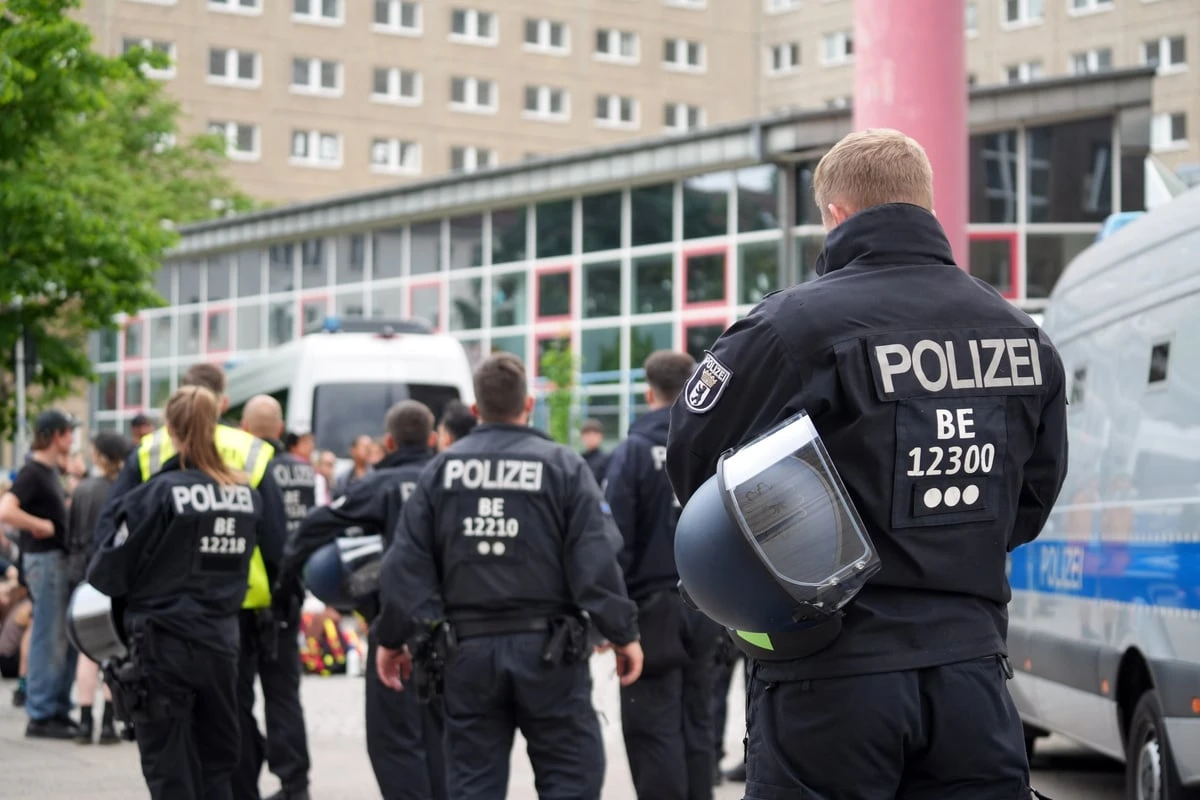 Linksradikale besetzen Gebäude an der Ex-Stasi-Zentrale: 190 Polizisten im Einsatz