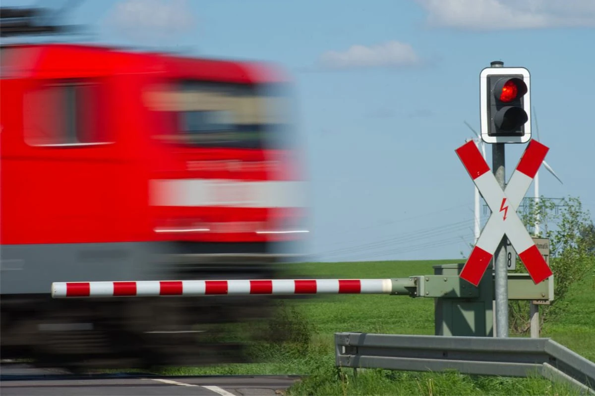 Rotlicht missachtet? Regionalzug crasht in Auto - Frau verletzt
