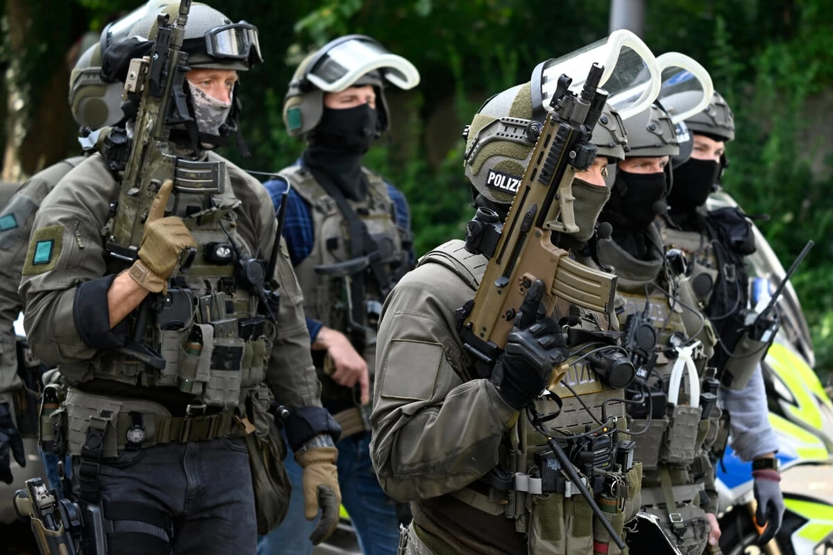 SEK-Einsatz in Burscheid: Polizei stürmt Wohnung und nimmt bewaffneten Mann fest