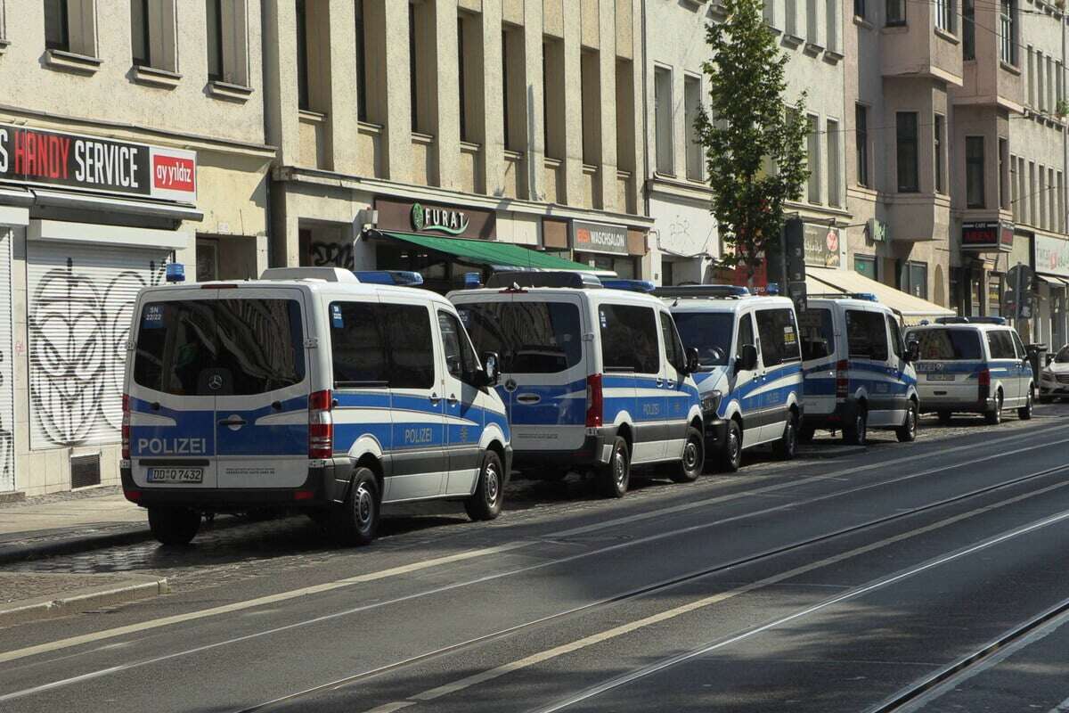 Polizei rückt zur Durchsuchung auf der Eisi an: Verdächtiger springt aus Fenster