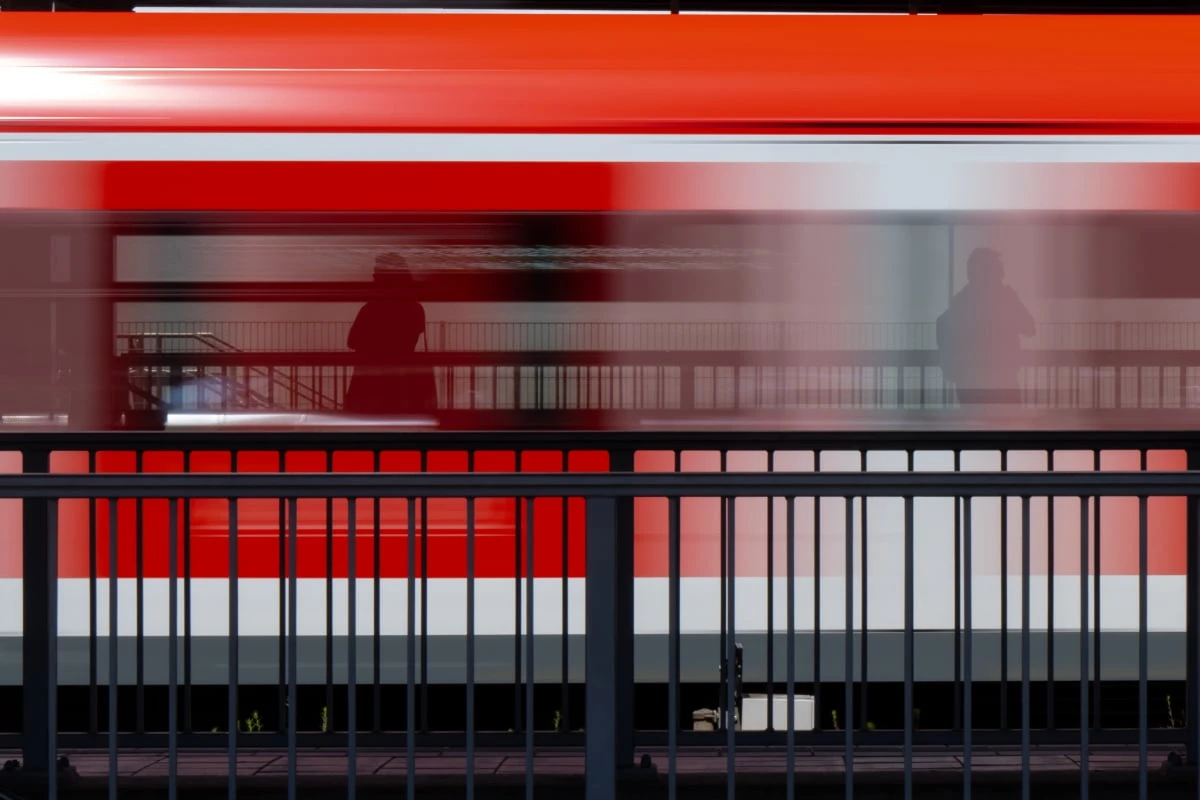 Wegen Telefonat: Fahrgast rastet in S-Bahn völlig aus und schlägt Mann mit Kopf gegen Fenster
