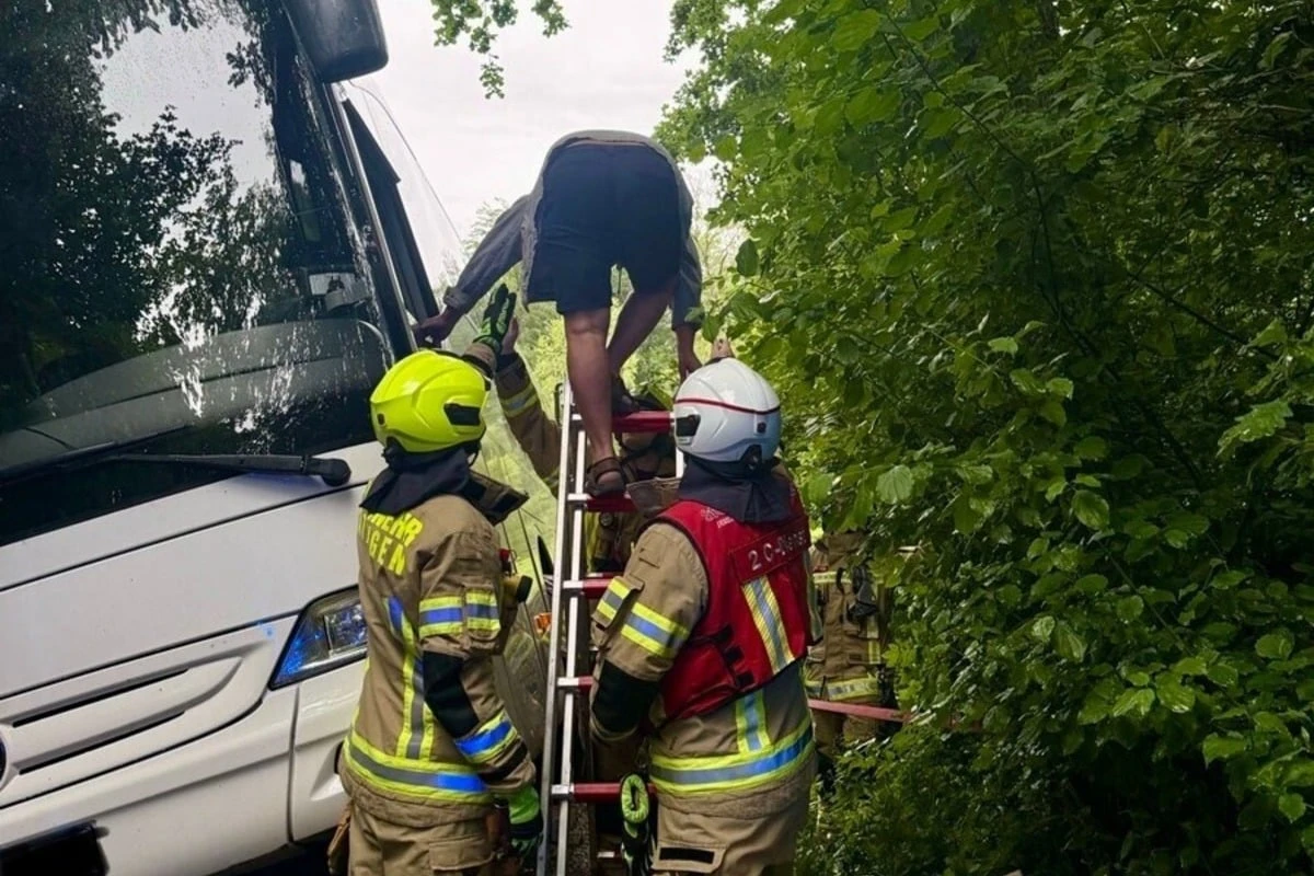Bus bleibt auf Weg in die Jugendherberge stecken: Kinder müssen mit Taxis fahren