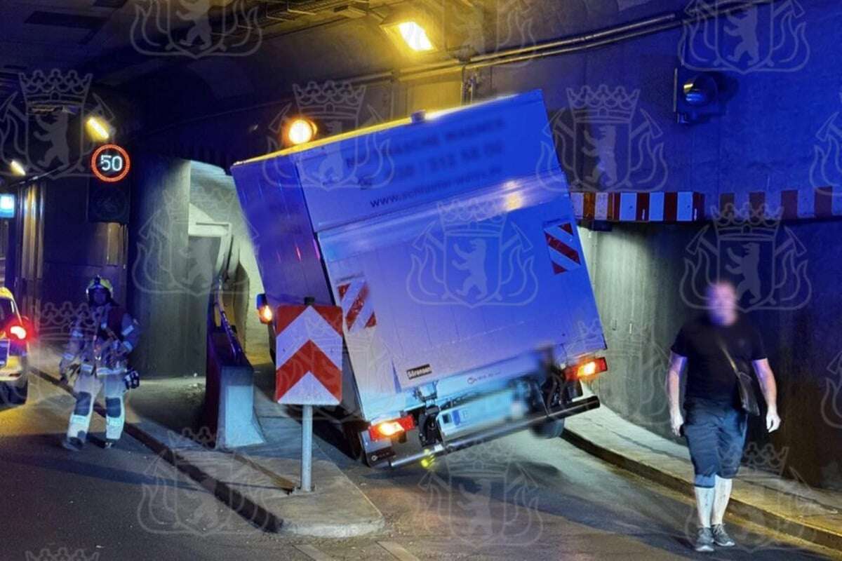 Unfall in Moabit: Kleintransporter verkeilt sich an Decke des Tiergarten-Tunnels