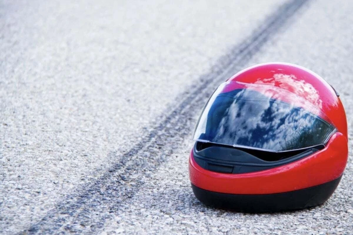 Gegen Anhänger gekracht: Motorradfahrer stirbt nach schwerem Unfall